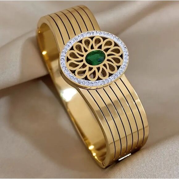 💛Elegant 10k GP Stainless Steele Flower Motif Hinged Bangle Bracelet - Picture 2 of 5